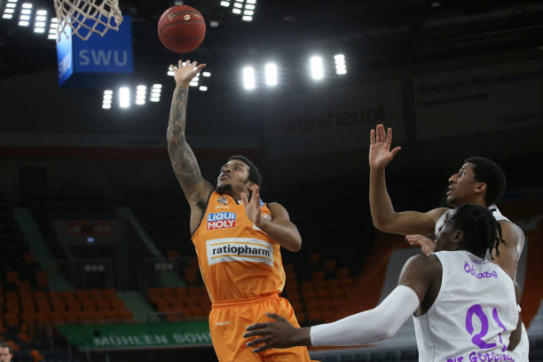 由阿森纳坐 由阿森纳坐